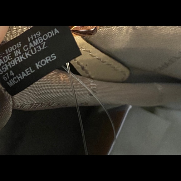 NWT Michael Kors Mirrored lg duffle bag rose gold - Picture 7 of 8